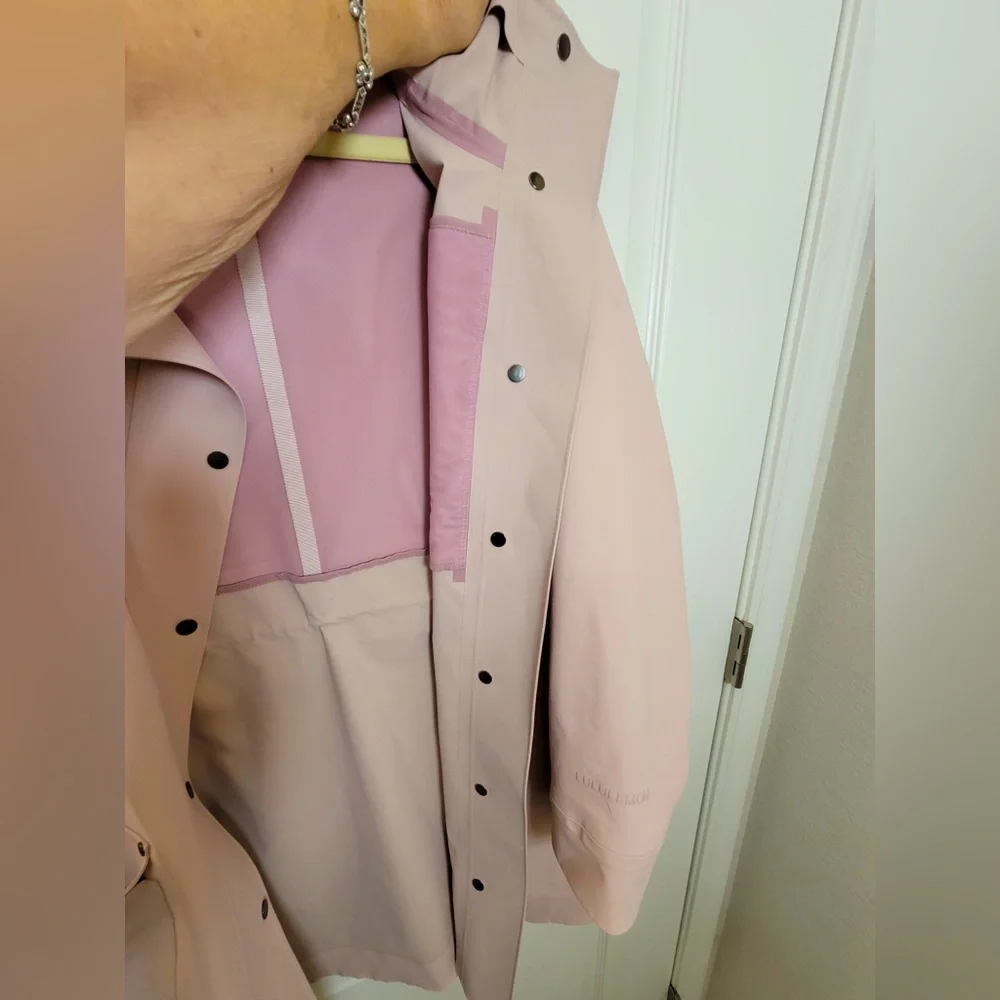 Lululemon Into The Drizzle Jacket•Waterproof Glyde•RARE FAWN PINK•LIKE NEW•6 - Picture 13 of 16